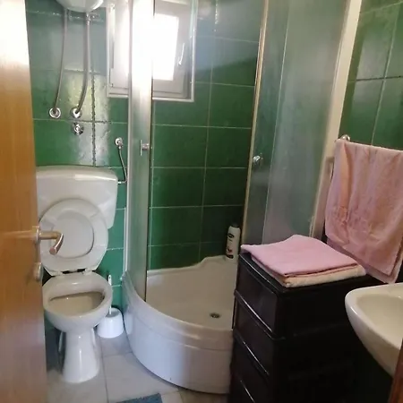 Lara Apartman *